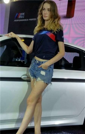 4k-性感牛仔热裤洋车模美女