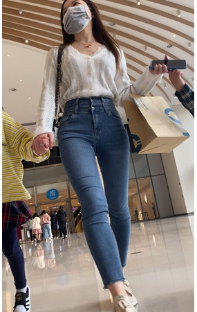 蓝色高腰牛仔裤美女