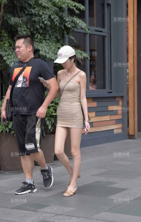 街拍吊带短裙妹子