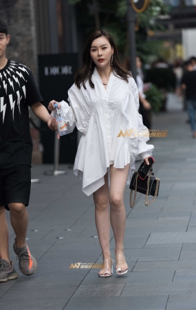 高跟长腿美女