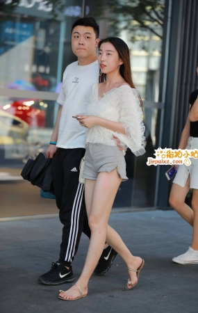 热裤长发美眉