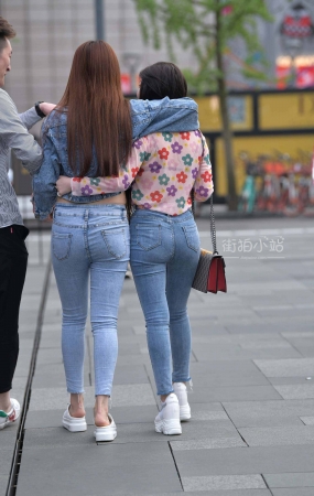 “勾肩搭背”俩姐妹
