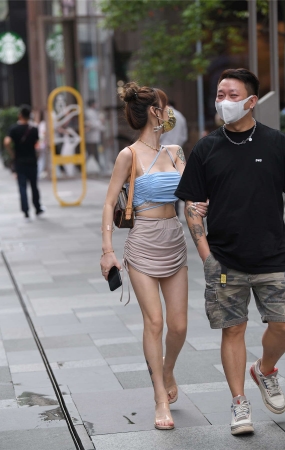 咖色紧身包臀裙香肩纹身