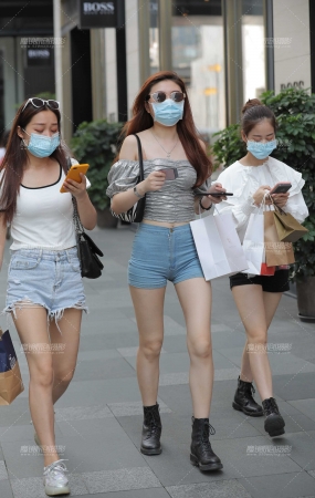 长腿热裤美女