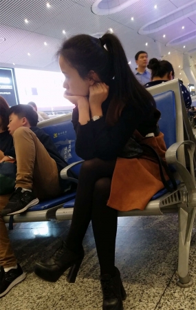 黑色丝袜美腿少妇等车