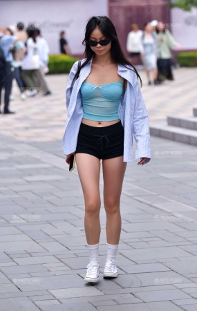 长衫黑色热裤美女