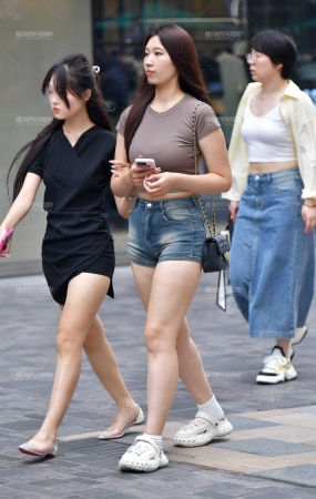 微微丰腴牛仔热裤美女