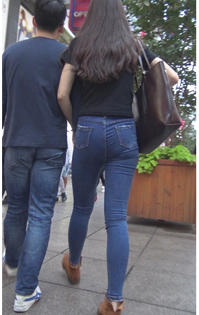漂亮的蓝色牛仔紧身裤美女