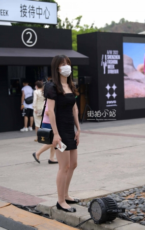 抓拍黑色短裙美腿小姐姐