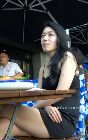 4K – 性感黑色短裙美女的下午茶时间 [1.88 GB/MP4]