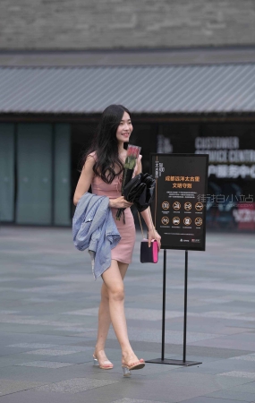 街拍粉色裙凉高美眉