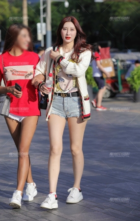 热裤大白腿美女