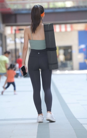 黑色瑜伽裤女孩