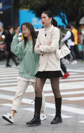 街拍黑丝少妇