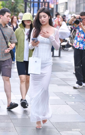 白裙美女 24-05-20-50