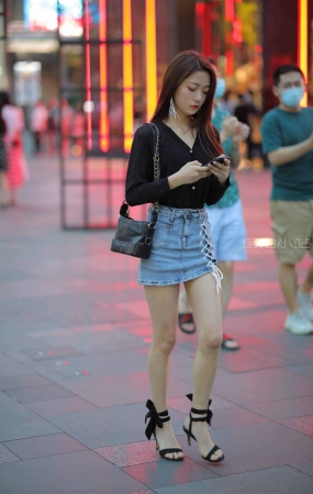 街拍牛仔裙凉高跟小姐姐