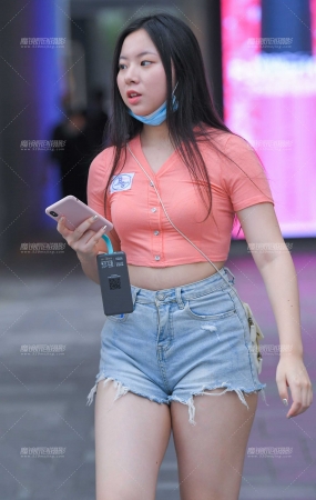 肉肉的热裤美眉