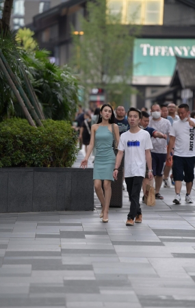 长发连体包臀裙小姐姐