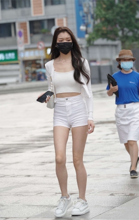 长腿白色热裤小姐姐