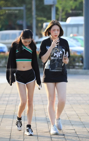 我更喜欢右边微胖的 你呢