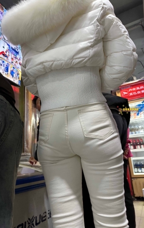 长发及腰的白色瑜伽裤