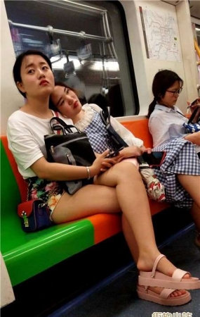 4K地铁上的裸腿小妹