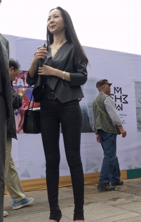 街拍性感大长腿黑色紧身裤美女