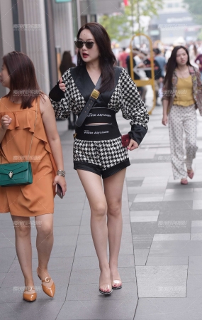 墨镜长腿美女