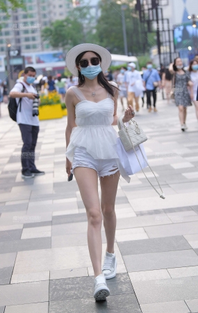 白热裤，靓丽美腿小姐姐
