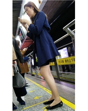 地铁站偶遇长腿肉丝袜美女姐姐