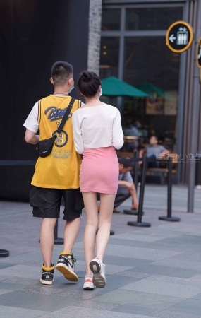 街拍粉色抹胸短裙女友