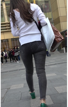 黑色牛仔裤美女