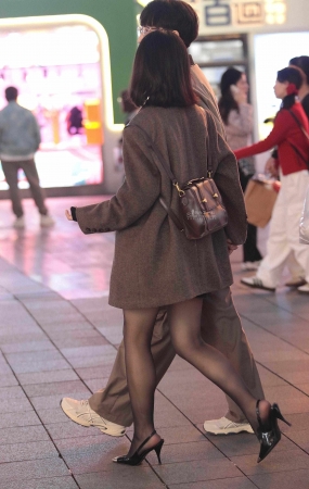 街拍黑丝高跟