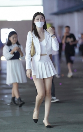 肤白貌美百褶裙美女