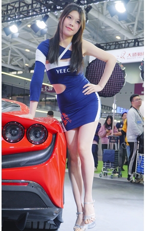 蓝色包屯美模