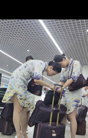 4K视频海航乘务组下班灰丝旗袍养眼啊3分钟 4P