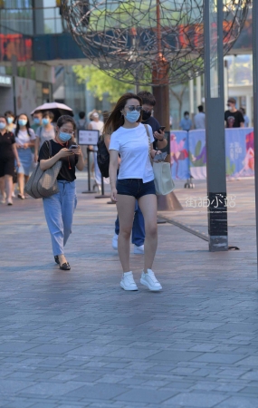 街拍白T恤女孩