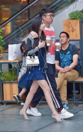 身材苗条的长腿小姐姐-14P