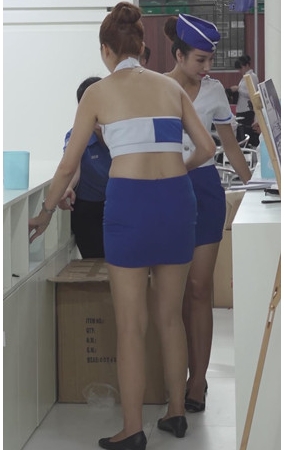 蓝色包臀裙美女