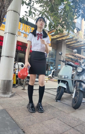双马尾黑色短裙清纯jk美女