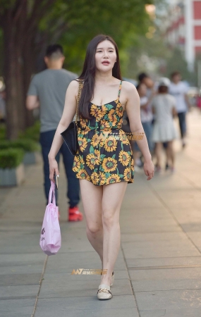 黄昏下的性感吊带女郎