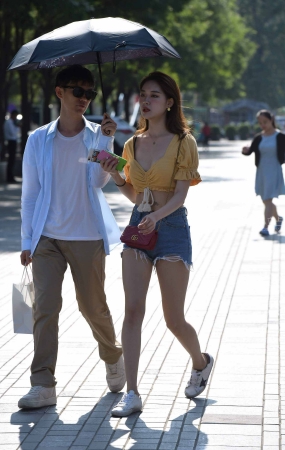 街拍热裤辣妹子