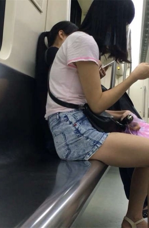 地铁蓝色牛仔短裤长腿短发美眉