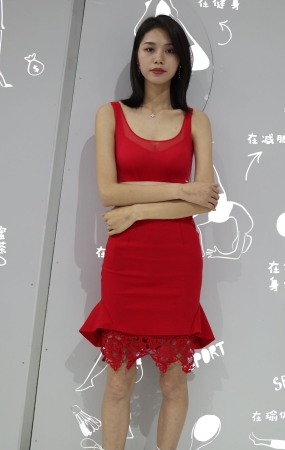 红衣裙美女