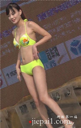 马尾辫比基尼泳装美女