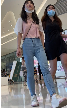 圆润牛仔美女