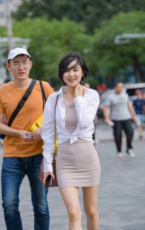 街拍包臀裙短发美女