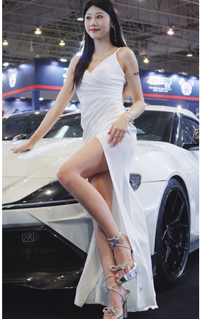洁白长裙车模美女