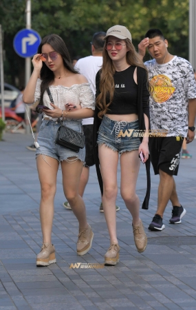 热裤性感美女