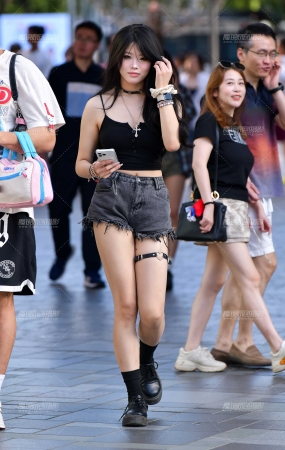 爱心牛仔热裤美女